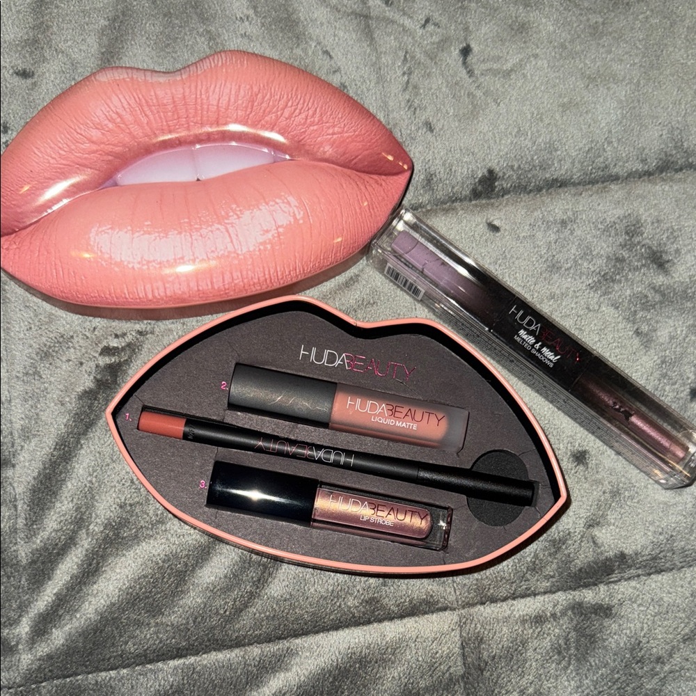 HUDA BEAUTY Lip Contour Set in Bombshell
